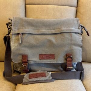 Kelly Moore -- Kate Messenger Camera Bag